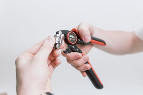 Wiha Zaciskarka automatyczna do tulejek kablowych, zacisk czworokątny z obrotową głowicą zaciskową 0,08 - 16 mm² 193 mm (45223)