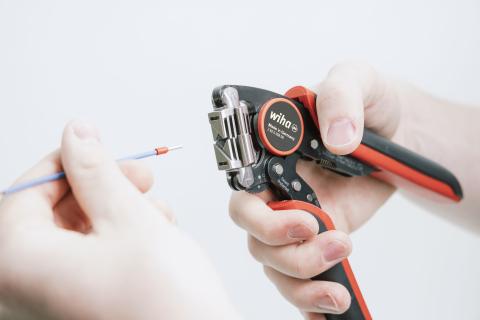 Wiha Zaciskarka automatyczna do tulejek kablowych, zacisk czworokątny z obrotową głowicą zaciskową 0,08 - 16 mm² 193 mm (45223)