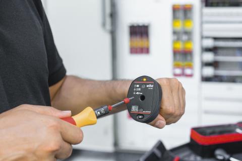 Wiha Tester momentu obrotowego Torque QuickCheck zestaw 4-cz. z trzonami-adapterami, bateriami i wraz z kasetą 2.8 Nm (42086)