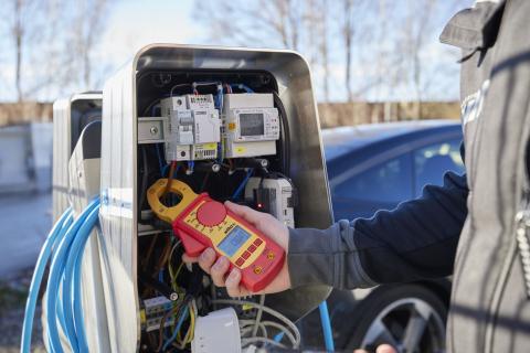 Wiha Miernik cęgowy do 1000 V AC, CAT IV w zestawie 2 baterie AAA (45219)