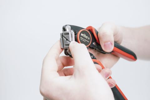 Wiha Zaciskarka automatyczna do tulejek kablowych, zacisk czworokątny z obrotową głowicą zaciskową 0,08 - 16 mm² 193 mm (45223)