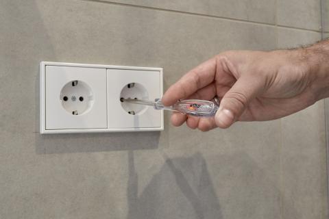 Wiha Próbnik napięcia SoftFinish jednobiegunowy, 110-250 V płaski przezroczysty, z klipsem do przypinania w blistrze 3.0 mm (35378)